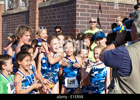 Arlington, Virginia, USA. 1. Juni 2014. Die Kinder absolviert der Arlington Triathlon Club ersten Jugend-Triathlon in Arlington, VA bekommen ihren Moment im Rampenlicht. Die Veranstaltung war Teil des Arlington Jugendfestivals Multisport Stockfoto