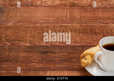 Espresso Kaffee Tasse mit einem Cookie auf eine rustikale Scheune Holztisch - Textfreiraum Stockfoto