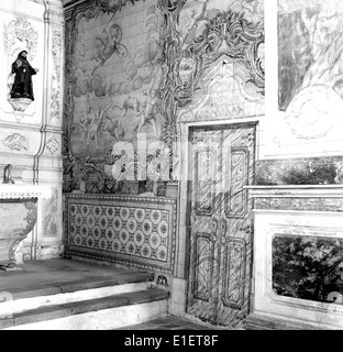 Ermida de São Miguel in Casével, Castro Verde, ist eine kleine Kapelle, die für ihre wunderschönen Azulejos bekannt ist, die einen traditionellen Aspekt der portugiesischen religiösen Kunst und Architektur repräsentiert. Stockfoto