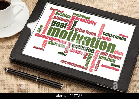 Motivation-Wortwolke auf digitale Tablett mit einer Tasse Kaffee Stockfoto