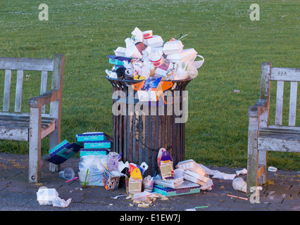 Küsten Abfallbehälter überfüllt mit Plastik und Styropor Verpackungen aus Meer Fisch & Chips/takeaway Geschäften. Großbritannien Stockfoto