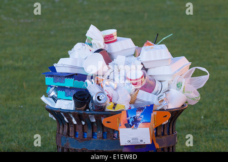 Küsten Abfallbehälter überfüllt mit Plastik und Styropor Verpackungen aus Meer Fisch & Chips/takeaway Geschäften. Großbritannien Stockfoto