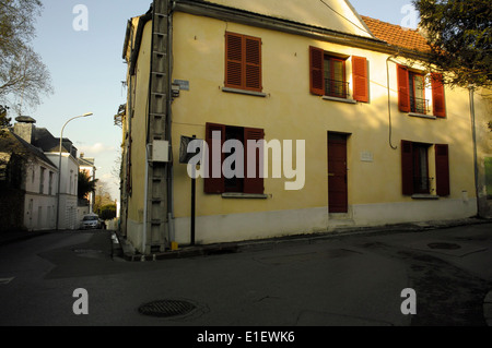 AJAXNETPHOTO - LOUVECIENNES, FRANKREICH. STRASSE IM DORF NAMEN NACH DEM KÜNSTLER PIERRE AUGUSTE RENOIR 1841 - 1919 AN DER ECKE DER RUE DES MONTBUISSON. DAS GELBE GEBÄUDE WURDE VOM MALER ALS ATELIER GENUTZT. FOTO: JONATHAN EASTLAND/AJAX REF: DP181604 201 Stockfoto