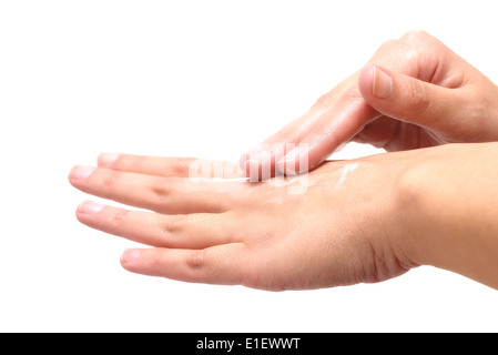 Weibliche Hände auftragen Feuchtigkeits-Lotion auf weiß Stockfoto