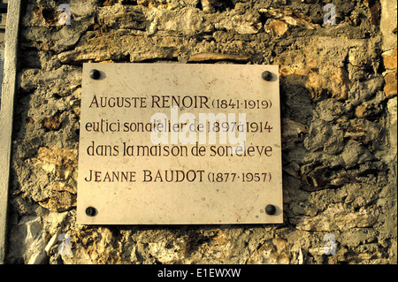 AJAXNETPHOTO.-LOUVECIENNES, FRANKREICH. GEDENKTAFEL AN EINE EIGENSCHAFT SÄULE IM DORF BENANNT NACH DEM KÜNSTLER PIERRE AUGUSTE RENOIR 1841-1919.  FOTO: JONATHAN EASTLAND/AJAX REF: DP181604 203 Stockfoto