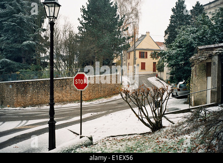 AJAXNETPHOTO - LOUVECIENNES, FRANKREICH. -DAS DORF DAS KÜNSTLER PIERRE AUGUSTE RENOIR (1841-1919 LEBTE). DAS GELBE GEBÄUDE (RECHTS MITTE) DIENTE ALS ATELIER DES MALERS. FOTO: JONATHAN EASTLAND/AJAX REF: 2587 31 30A Stockfoto