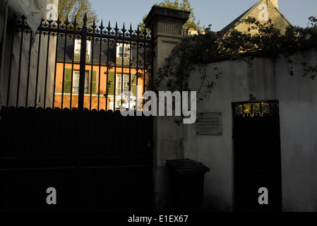 AJAXNETPHOTO - LOUVECIENNES, FRANKREICH. HEIMAT DES AMERIKANISCHEN SCHRIFTSTELLERS ANAIS NIN 1903 - 1977 ZWISCHEN 1931 UND 1935 IN DER RUE MONTBUISSON. FOTO: JONATHAN EASTLAND/AJAX REF:81604 196 Stockfoto