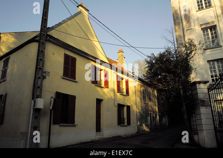 AJAXNETPHOTO.-LOUVECIENNES, FRANKREICH. STRAßE IN DAS DORF, BENANNT NACH DEM KÜNSTLER PIERRE AUGUSTE RENOIR 1841-1919. DAS GELBE GEBÄUDE AUF DER LINKEN SEITE DIENTE ALS ATELIER DES MALERS. FOTO: JONATHAN EASTLAND/AJAX REF: DP181604 200 Stockfoto