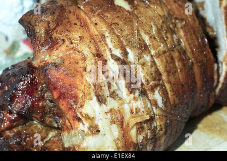 In der polnischen Küche, auf dem polnischen Tisch. Speck braten. Stockfoto