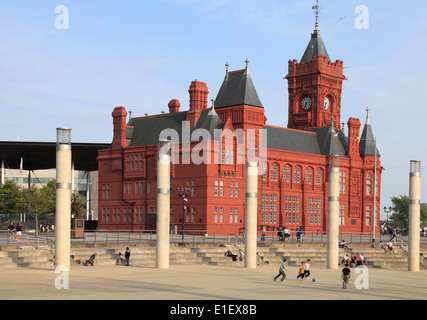 Großbritannien, Wales, Cardiff, Bay, Roald Dahl Plass, Pierhead Gebäude, Menschen, Stockfoto