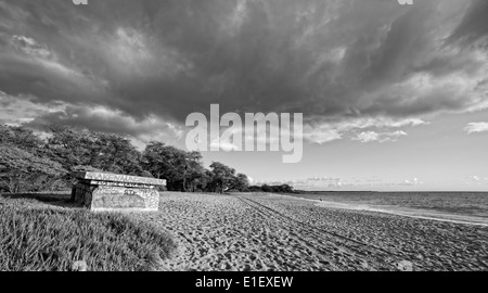 Schwarz / weiß Foto von Big Beach auf der tropischen Insel Maui, Hawaii Stockfoto