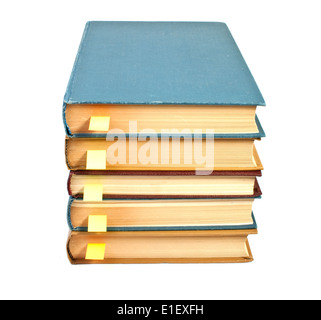 Stapel Bücher mit Lesezeichen isoliert auf weißem Hintergrund Stockfoto