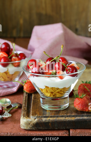 Milchprodukte Joghurt Dessert mit Kirschen und Erdbeeren Stockfoto