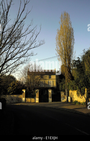 AJAXNETPHOTO - LOUVECIENNES, FRANKREICH. HAUS IM DORF EINST IM BESITZ DES KÜNSTLER PIERRE AUGUSTE RENOIR 1841-1919. FOTO: JONATHAN EASTLAND/AJAX REF: DP181604 202 Stockfoto