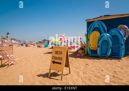 Broadstairs, Kent, UK, 18. Mai 2014. Ein Schild an der Strand Werbung Liegestühle zu mieten. Stockfoto