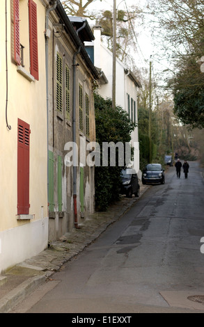 AJAXNETPHOTO - LOUVECIENNES, FRANKREICH. STRAßE IN DAS DORF, BENANNT NACH DEM KÜNSTLER PIERRE AUGUSTE RENOIR 1841-1919. DAS GELBE GEBÄUDE AUF DER LINKEN SEITE WURDE VON DEM MALER UND ANDERE KÜNSTLER ALS ATELIER GENUTZT.  FOTO: JONATHAN EASTLAND/AJAX REF: 82912 1905 Stockfoto