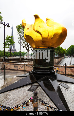 Liberty-Flamme zum Gedenken an französischen Widerstand auch inoffizielle Gedenkstätte für Prinzessin Diana Place de l Alma Paris Frankreich Stockfoto