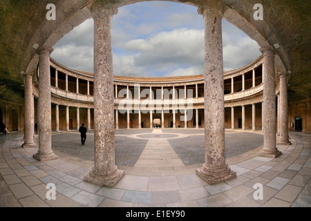 Innenhof des Palastes von Charles V (Palacio de Carlos V) in La Alhambra, Granada, Spanien. Stockfoto