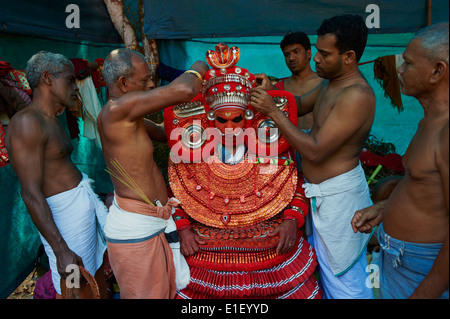 Indien, Bundesstaat Kerala, herum Kannur, Teyyam Zeremonie, Gott abbildende Stockfoto