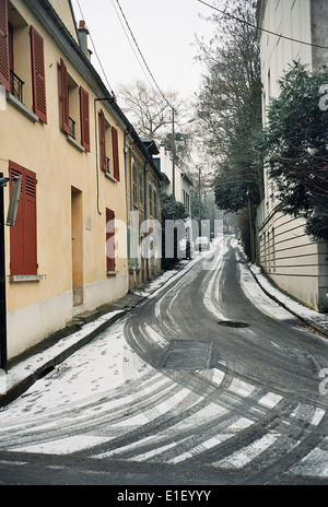 AJAXNETPHOTO - LOUVECIENNES, FRANKREICH. STRAßE IN DER NAME DES DORFES NACH DEM KÜNSTLER PIERRE AUGUSTE RENOIR 1841-1919. DAS GELBE GEBÄUDE AUF DER LINKEN SEITE DIENTE ALS ATELIER DES MALERS. FOTO: JONATHAN EASTLAND/AJAX REF: TC 2587 33 32A Stockfoto