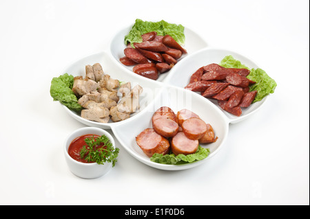 gehackte Würste gebraten mit Gemüse und Gewürzen Stockfoto