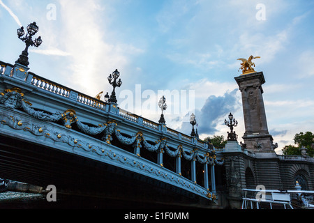 Frankreich-Ile de France Paris vergoldeten Reiterstandbildern auf Säulen am Eingang zum Pont Alexandre III Brücke über den Fluss Seine Stockfoto