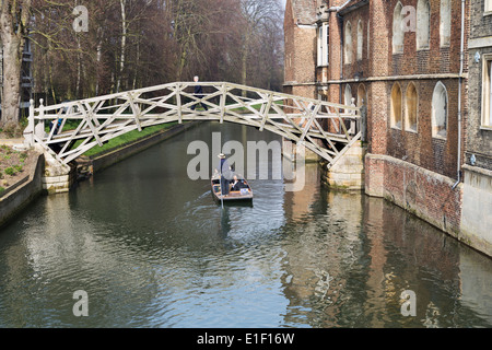 Großbritannien, Cambridge, Stechkahn fahren unter der mathematischen Brücke über den Fluss Cam, entworfen von William Etheridge, gebaut im Jahre 1749. Stockfoto