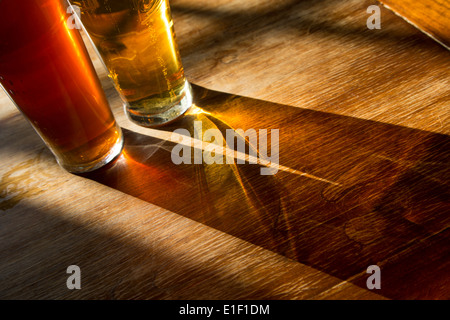 Zwei Pints in einem Pub an einem schönen sonnigen Tag Stockfoto