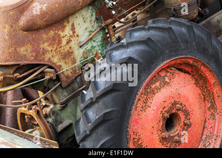 Fragment verrosteten der alten Traktor mit roten Rad Stockfoto