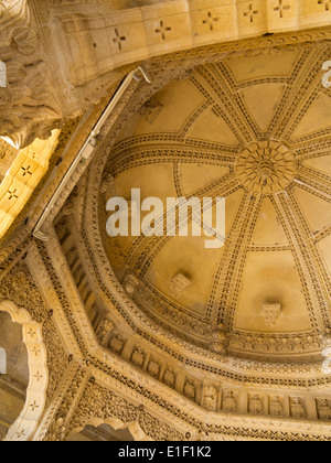 Lodurva, Amar Sagar Jain Tempel Interieur, Jaisalmer, Rajasthan, Indien geschnitzten Stein Atrium Kuppeldach Stockfoto