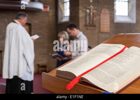 Ein paar erneuern ihr Eheversprechen in einer römisch-katholischen Kirche. England, GB, UK. Stockfoto