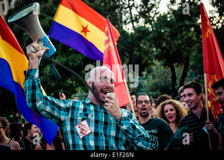 Barcelona, Spanien. 2. Juni 2014.  Kommunistische Demonstranten für eine sozialistische Republik protestieren gegen die spanische Monarchie in Barcelona Credit: Matthi/Alamy Live-Nachrichten Stockfoto