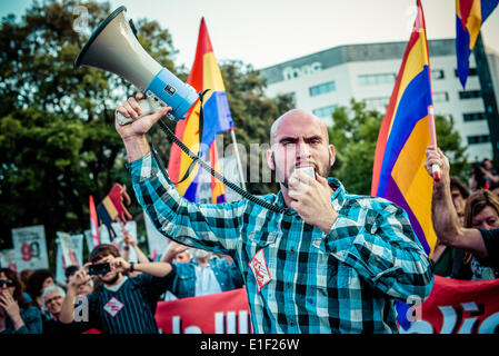 Barcelona, Spanien. 2. Juni 2014.  Eine kommunistische Demonstranten für eine sozialistische Republik ruft Parolen gegen die spanische Monarchie in Barcelona Credit: Matthi/Alamy Live-Nachrichten Stockfoto