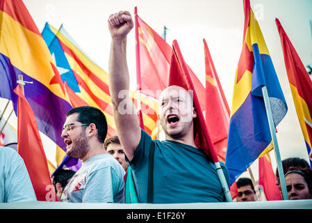 Barcelona, Spanien. 2. Juni 2014.  Eine kommunistische Demonstranten für eine sozialistische Republik ruft Parolen gegen die spanische Monarchie in Barcelona Credit: Matthi/Alamy Live-Nachrichten Stockfoto