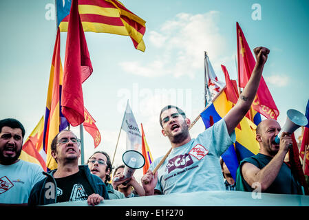 Barcelona, Spanien. 2. Juni 2014.  Kommunistische Demonstranten für eine sozialistische Republik protestieren gegen die spanische Monarchie in Barcelona Credit: Matthi/Alamy Live-Nachrichten Stockfoto