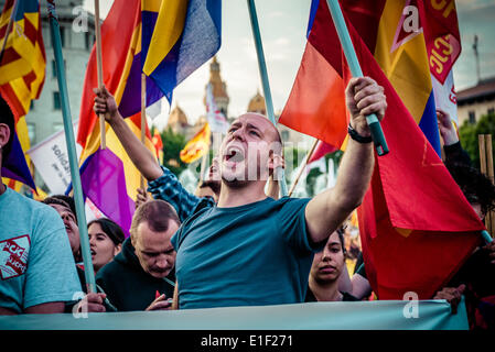 Barcelona, Spanien. 2. Juni 2014.  Eine kommunistische Demonstranten für eine sozialistische Republik ruft Parolen gegen die spanische Monarchie in Barcelona Credit: Matthi/Alamy Live-Nachrichten Stockfoto