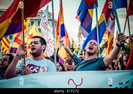 Barcelona, Spanien. 2. Juni 2014.  Kommunistische Demonstranten für eine sozialistische Republik protestieren gegen die spanische Monarchie in Barcelona Credit: Matthi/Alamy Live-Nachrichten Stockfoto