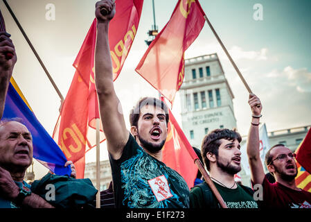 Barcelona, Spanien. 2. Juni 2014.  Eine kommunistische Demonstranten für eine sozialistische Republik ruft Parolen gegen die spanische Monarchie in Barcelona Credit: Matthi/Alamy Live-Nachrichten Stockfoto