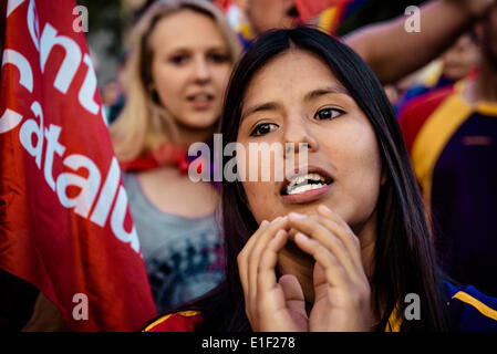 Barcelona, Spanien. 2. Juni 2014.  Eine republikanische Demonstrant ruft Parolen gegen die spanische Monarchie in Barcelona Credit: Matthi/Alamy Live-Nachrichten Stockfoto