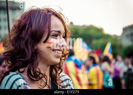 Barcelona, Spanien. 2. Juni 2014.  Ein Demonstrant gegen die spanische Monarchie hat die spanische republikanische Flagge gemalt auf die Wange Credit: Matthi/Alamy Live-Nachrichten Stockfoto