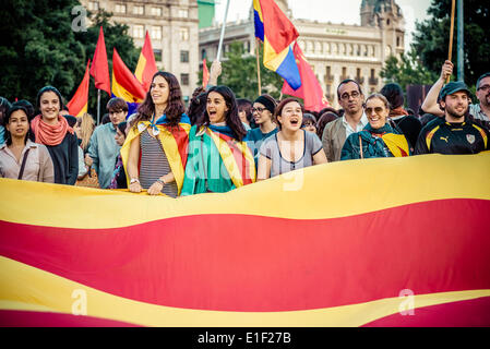 Barcelona, Spanien. 2. Juni 2014.  Demonstranten protestieren für ein unabhängiges Katalonien und gegen die spanische Monarchie winken eine riesige "Estelada"-Flag in Barcelona Credit: Matthi/Alamy Live-Nachrichten Stockfoto