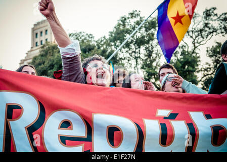 Barcelona, Spanien. 2. Juni 2014.  Eine republikanische Demonstrant ruft Parolen gegen die spanische Monarchie in Barcelona Credit: Matthi/Alamy Live-Nachrichten Stockfoto