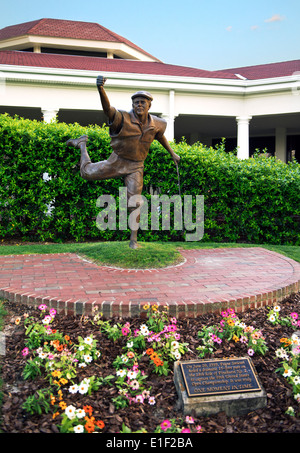 Diese Skulptur von Payne Stewart in Pinehurst Resort stellt Stewart in seiner preisgekrönten Pose auf dem 18. Loch bei den US Open 1999 Stockfoto