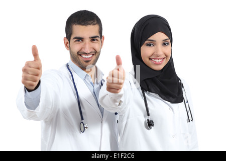 Saudische Deutschland Ärzte zufrieden mit Thums up auf einem weißen Hintergrund isoliert Stockfoto