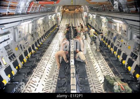 US-Flieger aus der 447th Expeditionary Logistik Bereitschaft Squadron bereiten eine c-17 Globemaster III-Flugzeuge für Passagiere Au Stockfoto
