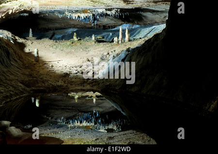 Stalaktiten und Stalagmiten Kalksteinformationen spiegelt sich in einem noch Pool in Ingleborough Höhle, Yorkshire Dales Stockfoto