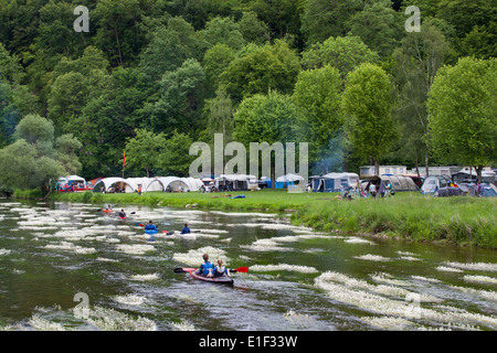 Touristen in Kanus und Kajaks, vorbei an einem Campingplatz entlang des Flusses Semois in der Nähe von Mortehan in den Ardennen, Belgien Stockfoto