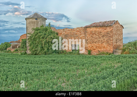 Zerstörten Bauern Häuser im italienischen Landschaft Stockfoto