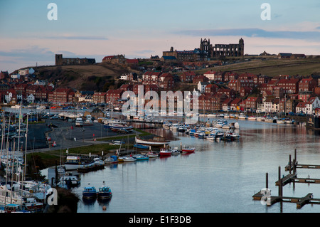 Der Fluss Esk fließt durch die Stadt Whitby, überragt von der zerstörten Abtei. Whitby, North Yorkshire. März. Stockfoto