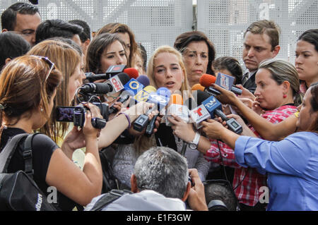 Caracas, Venezuela. 2. Juni 2014. Lilian Tintori (C), Frau des venezolanischen Oppositionsführers Leopoldo Lopez, spricht mit den Medien bei ihrer Ankunft am Gerichtsgebäude in Caracas, Venezuela, am 2. Juni 2014. Leopoldo Lopez besuchte seine Vorverhandlung im Gerichtsgebäude am Montag. Venezolanische Behörden im April offiziell inhaftierten rechtsextremen Oppositionsführer Leopoldo Lopez angeklagt Anstiftung zu Gewalt, Vandalismus und Verschwörung für seine Beteiligung an gewalttätigen Protesten, die 39 Menschen tot seit Anfang Februar verlassen haben. © Manuel Hernandez/Xinhua/Alamy Live-Nachrichten Stockfoto